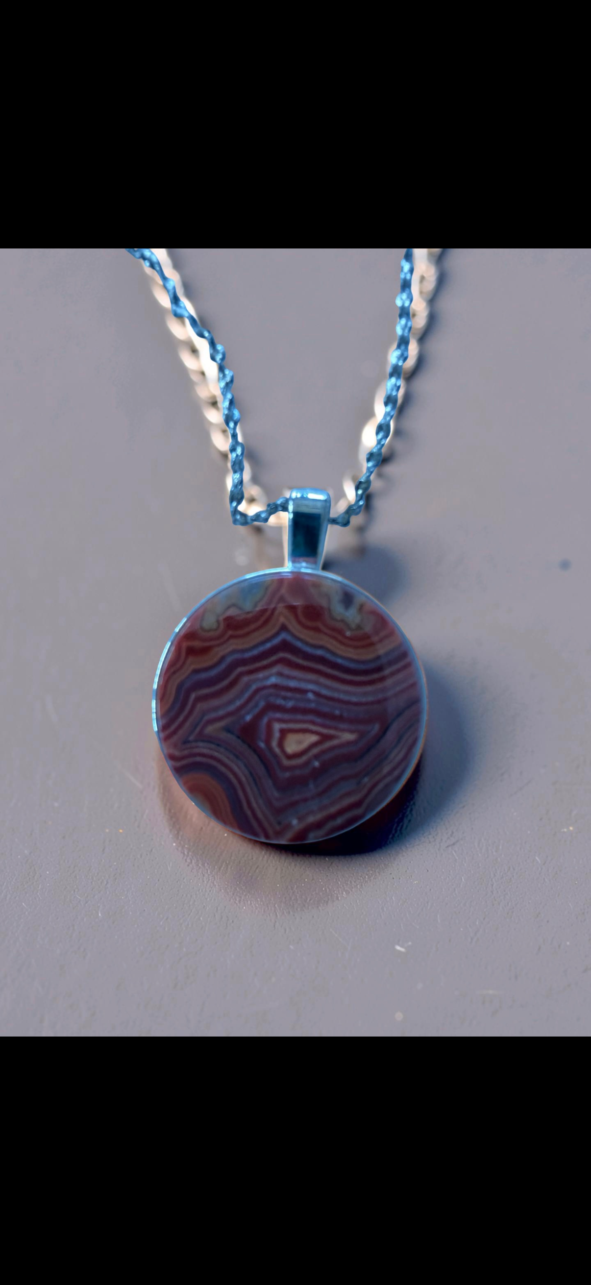 Dry head agate pendant.