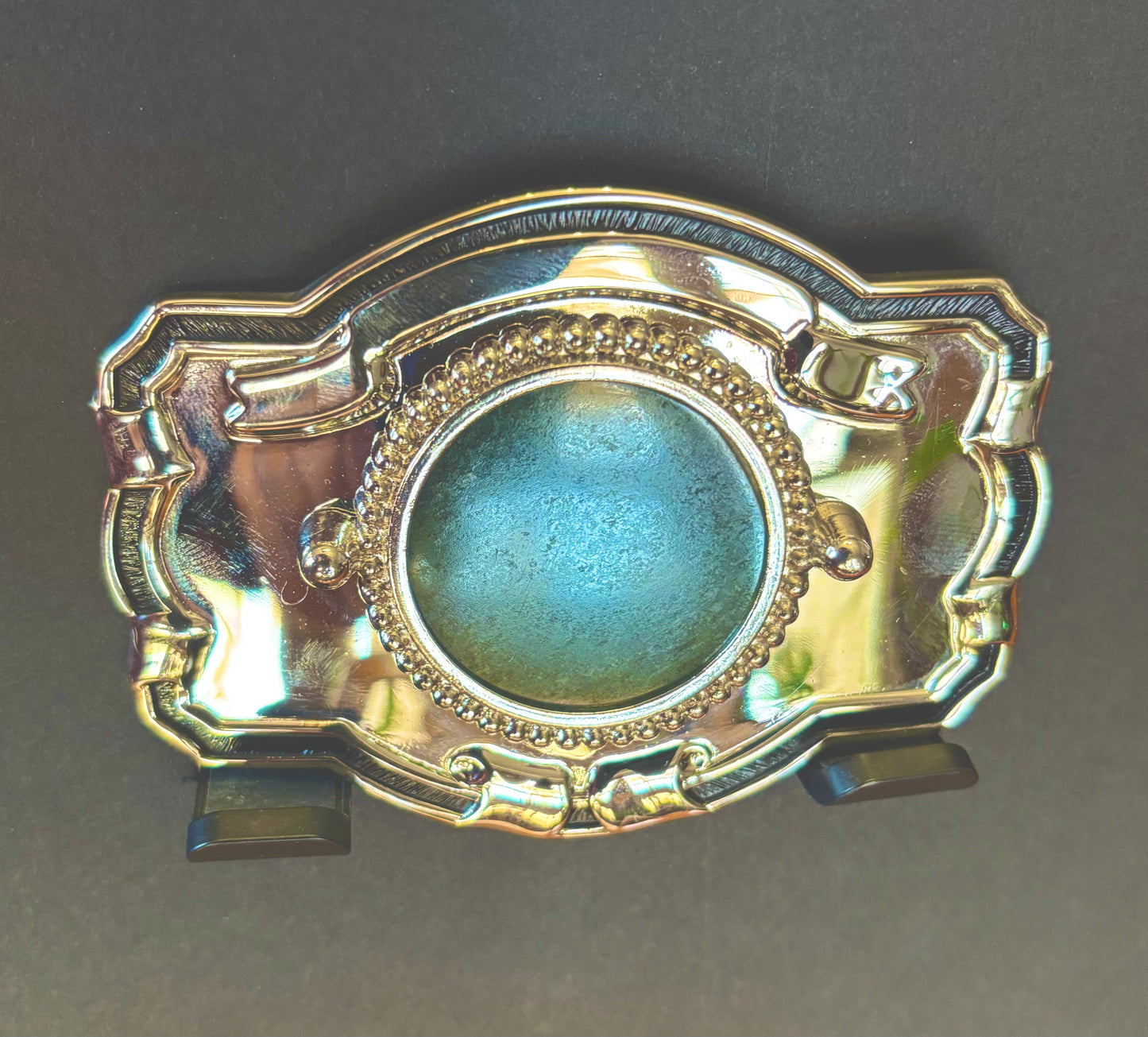 Classic black-lined gold buckle with green jade inlay.