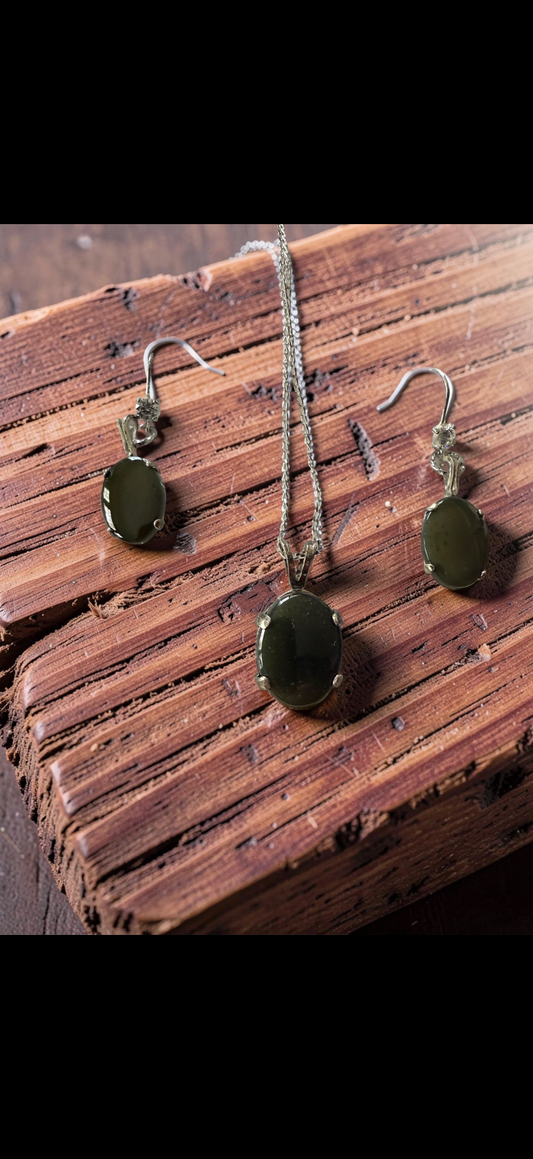 Wyoming jade earring and pendant set.